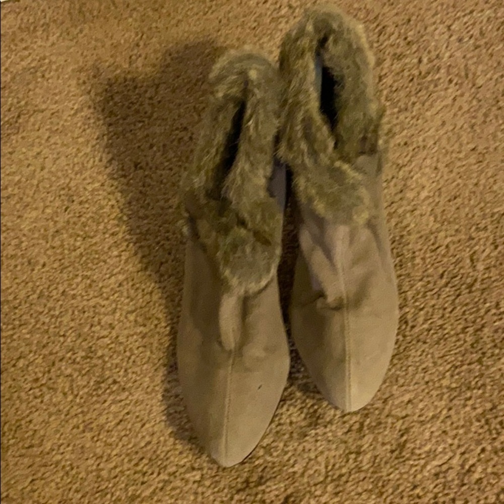 Women’s Suede Faux Fur Gray Bootie, size 11